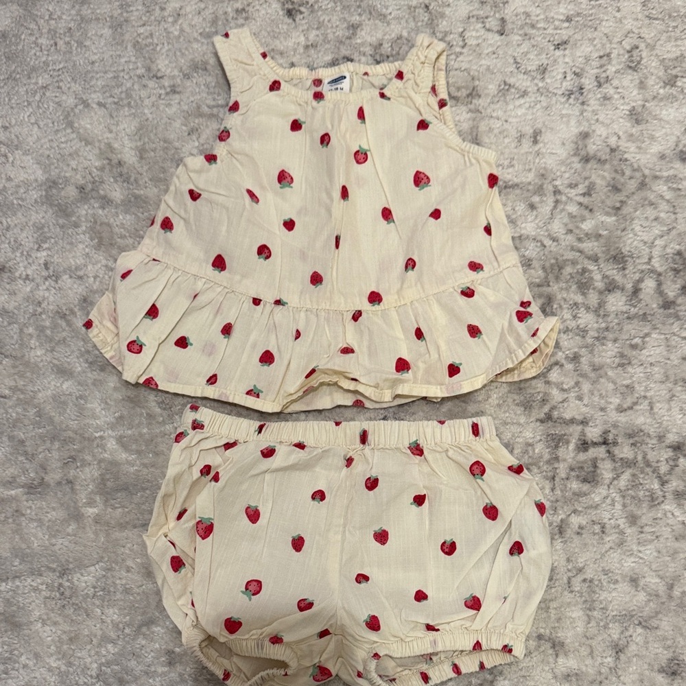 EUC Old Navy 12-18 mo Strawberry Print Baby Sleeveless Top and Bloomers Set